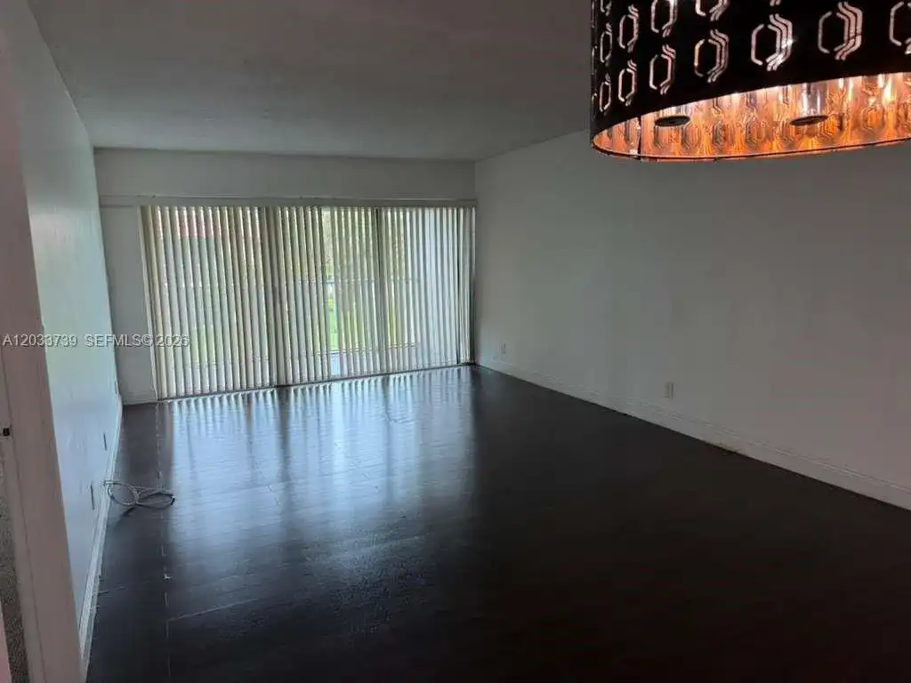 140 Lakeview Dr # 211, Weston FL 33326
