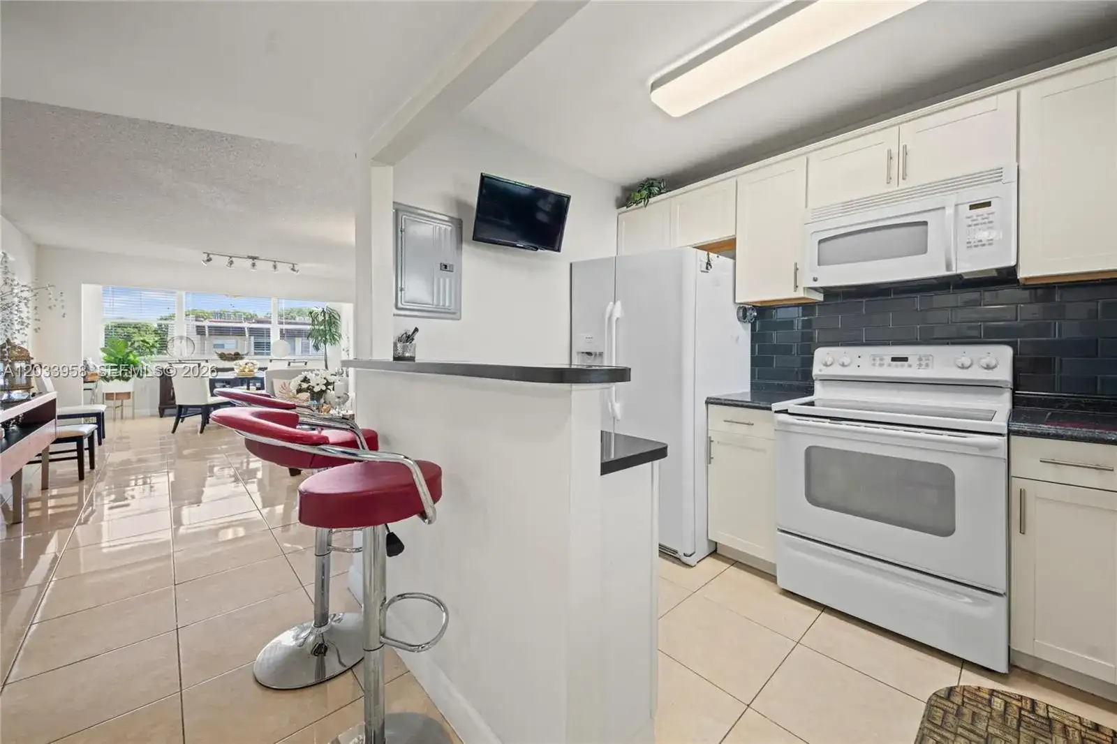 8951 Sunrise Lakes Blvd # 301, Sunrise FL 33322 photo 2