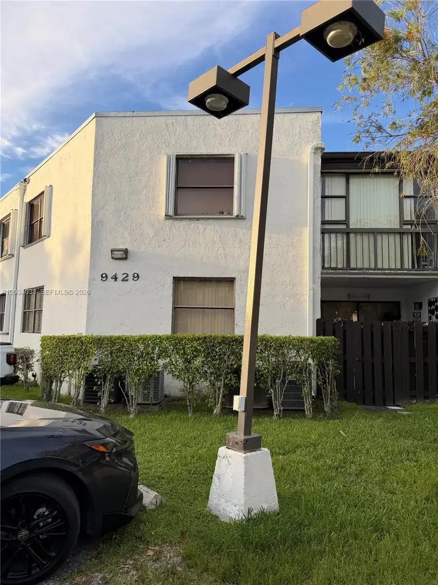 9429 Fontainebleau Blvd # 33, Miami FL 33172 photo 2