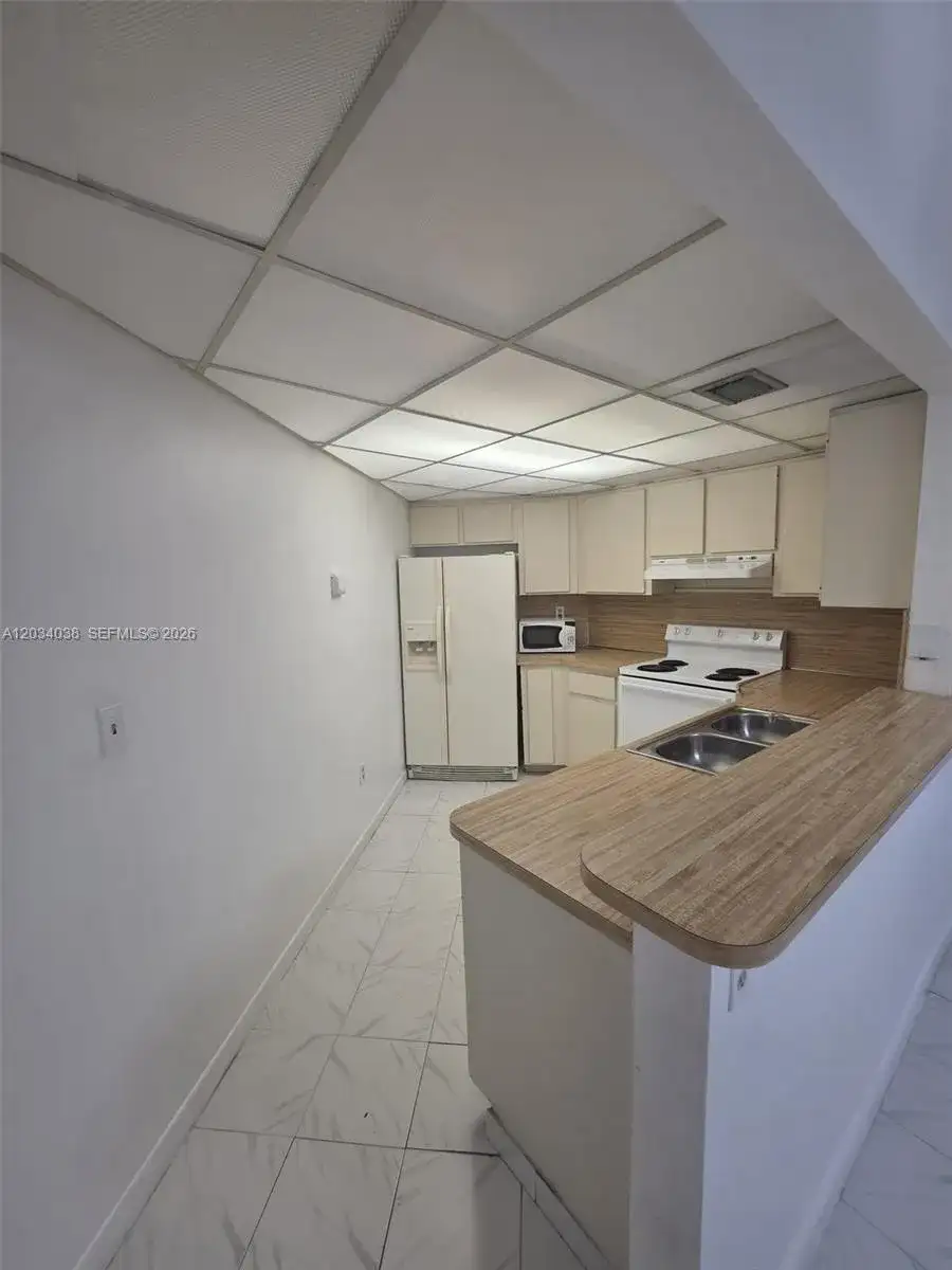 9429 Fontainebleau Blvd # 33, Miami FL 33172 photo 4