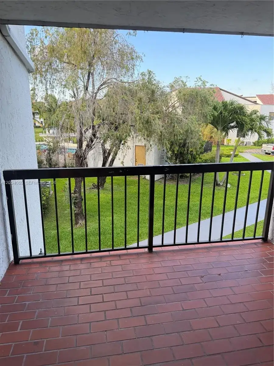 9429 Fontainebleau Blvd # 33, Miami FL 33172 photo 3