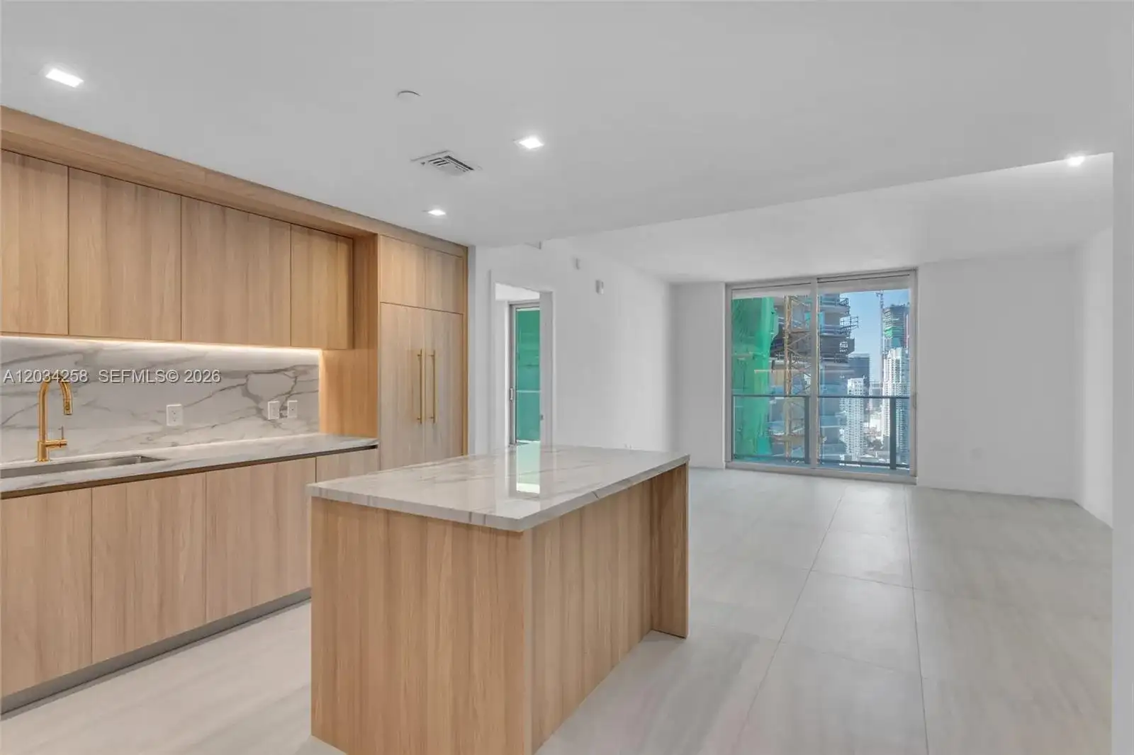 77 SE 5 th st, Miami FL 33131 photo 4