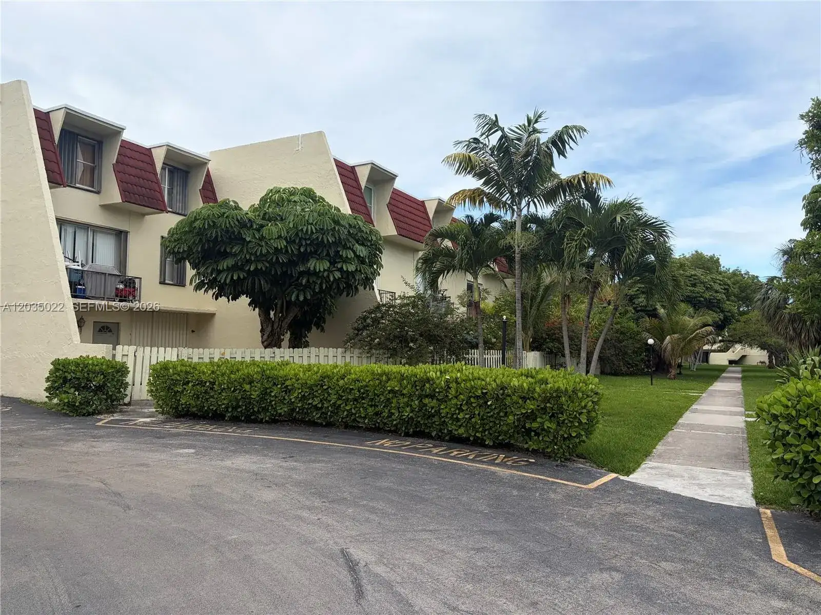 1655 NE 115th St # 29B, Miami FL 33181 photo 2
