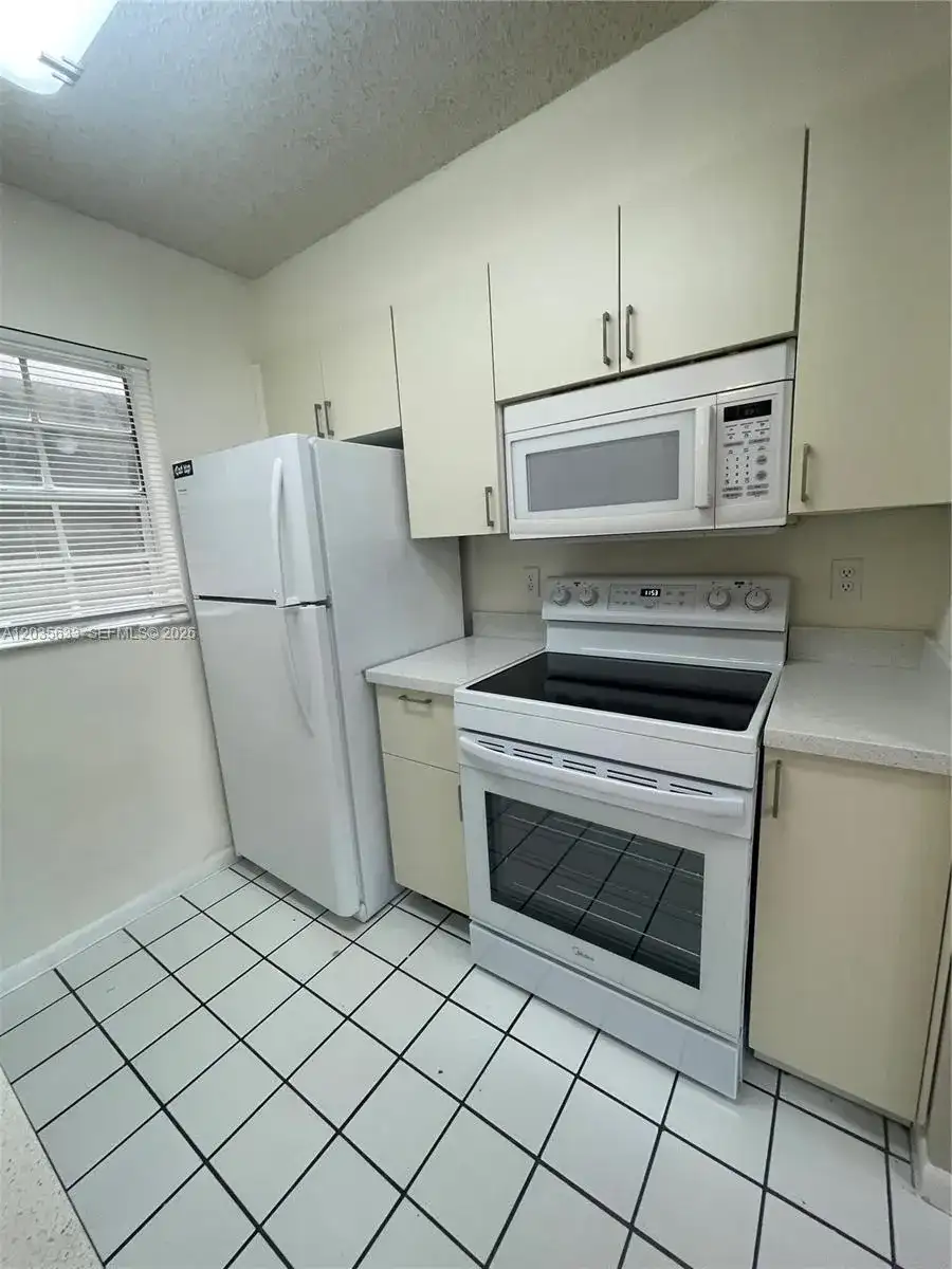 2811 N Oakland Forest Dr # 206, Oakland Park FL 33309 photo 5