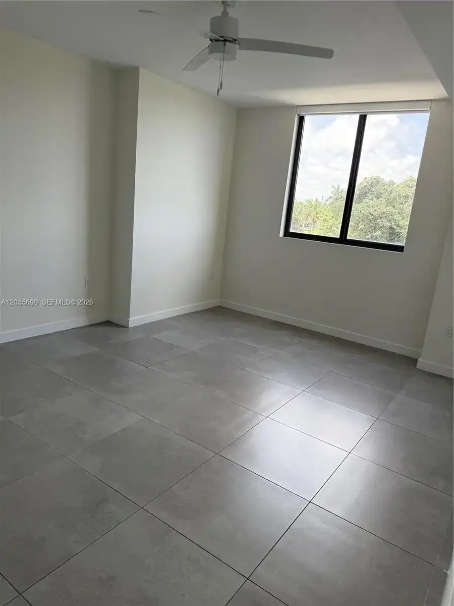 16395 Biscayne Blvd # 318, North Miami Beach FL 33160