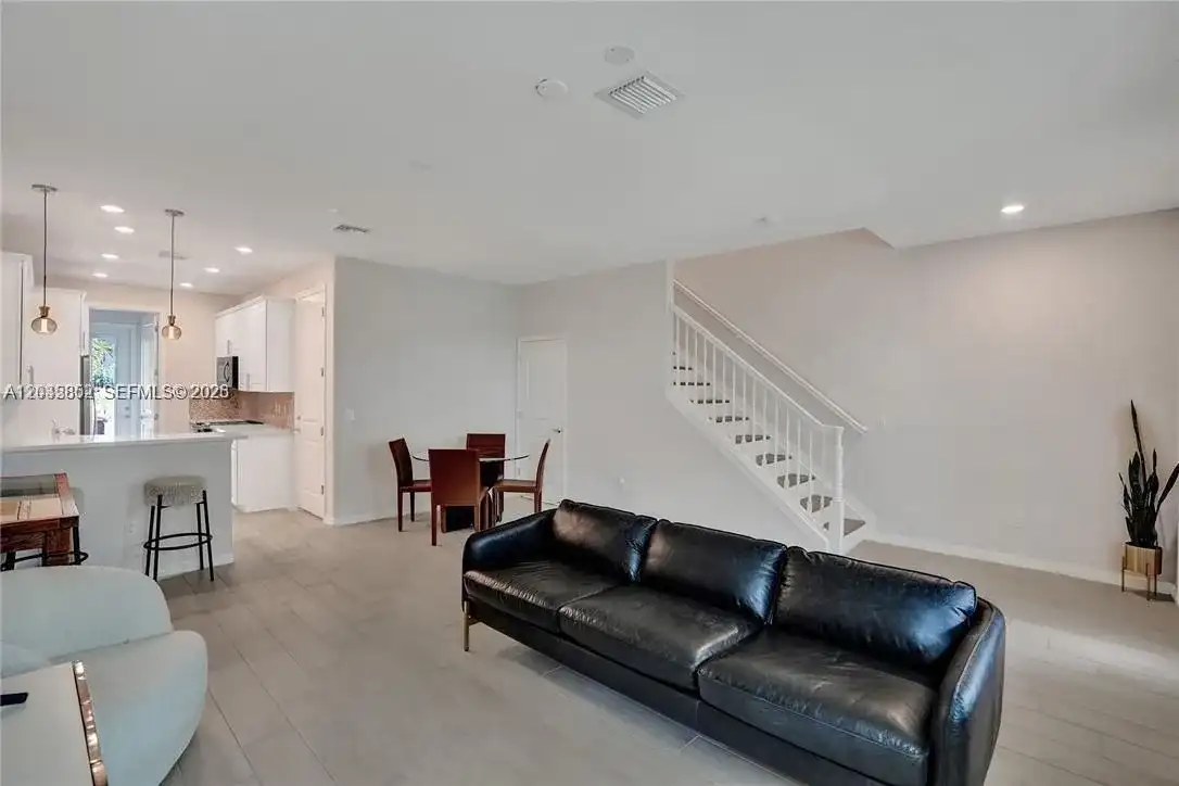 5140 Eucalyptus Dr # 5, Hollywood FL 33021
