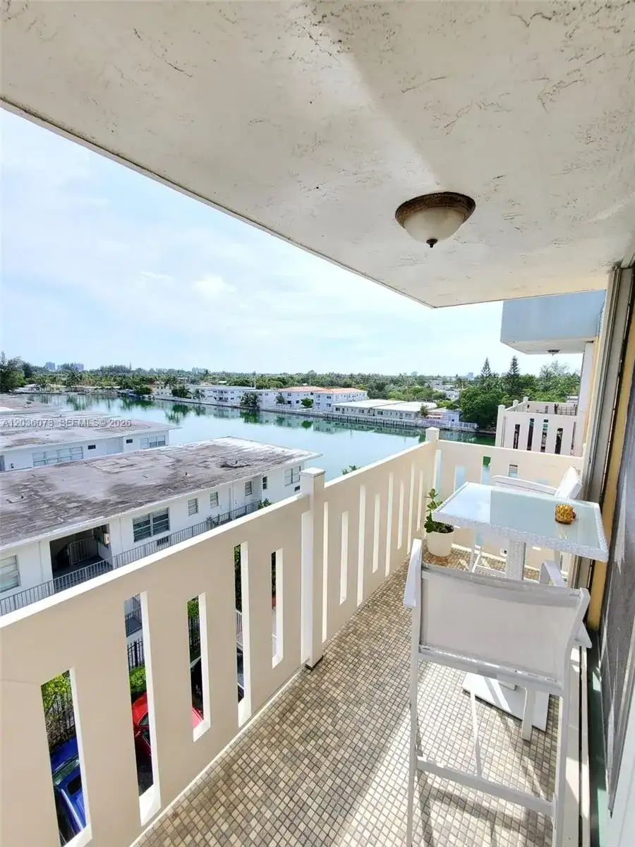 7900 Tatum Waterway Dr # 502, Miami Beach FL 33141 photo 3
