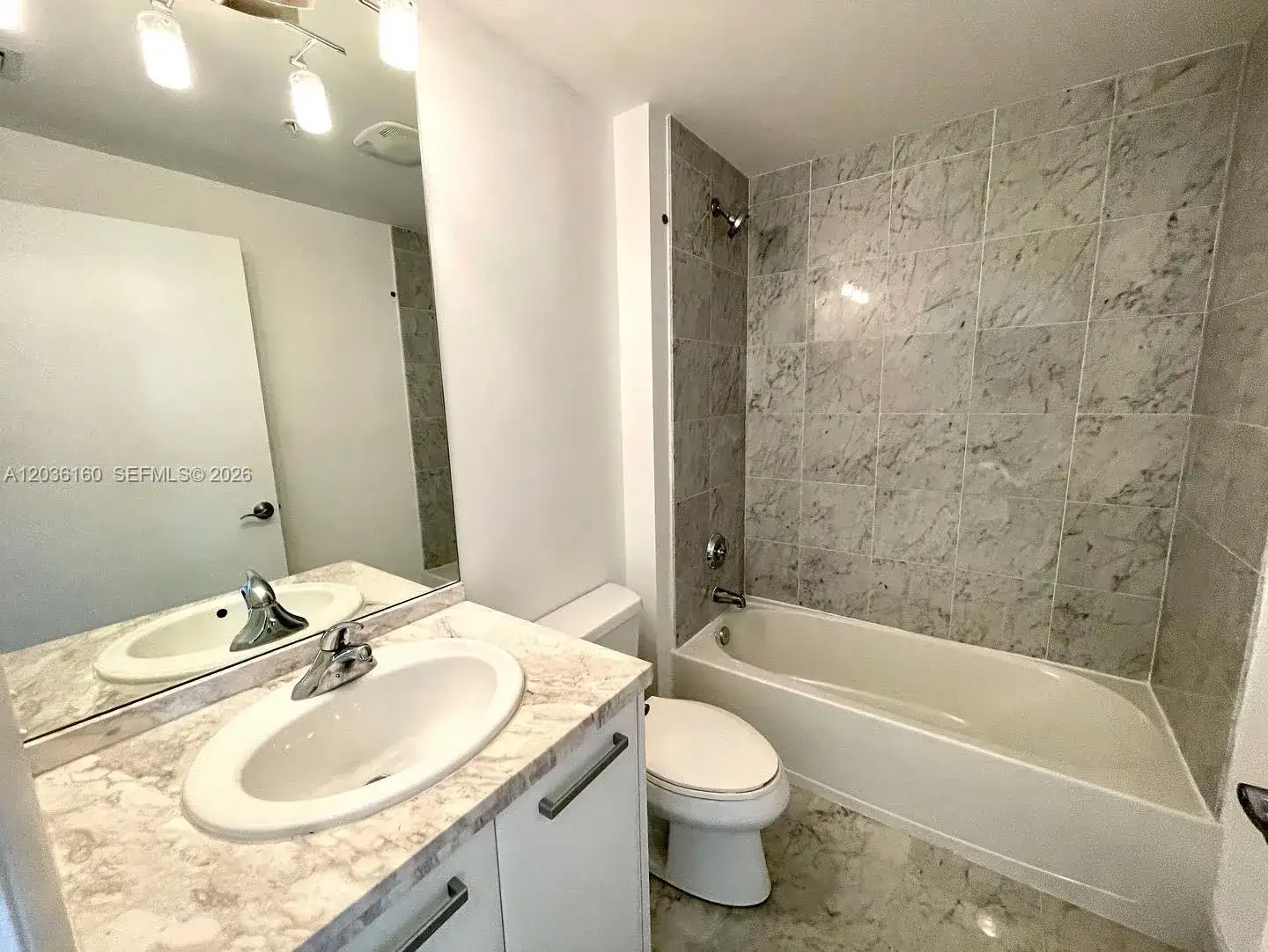 253 NE 2nd St # 2108, Miami FL 33132 photo 4