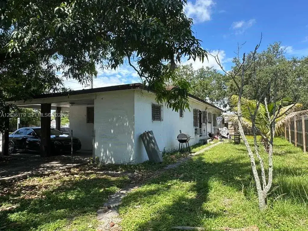 545 NW 81st St, Miami FL 33150 photo 2