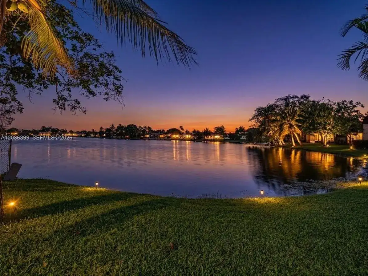 8902 Palm Tree Ln # 8902, Pembroke Pines FL 33024 photo 3
