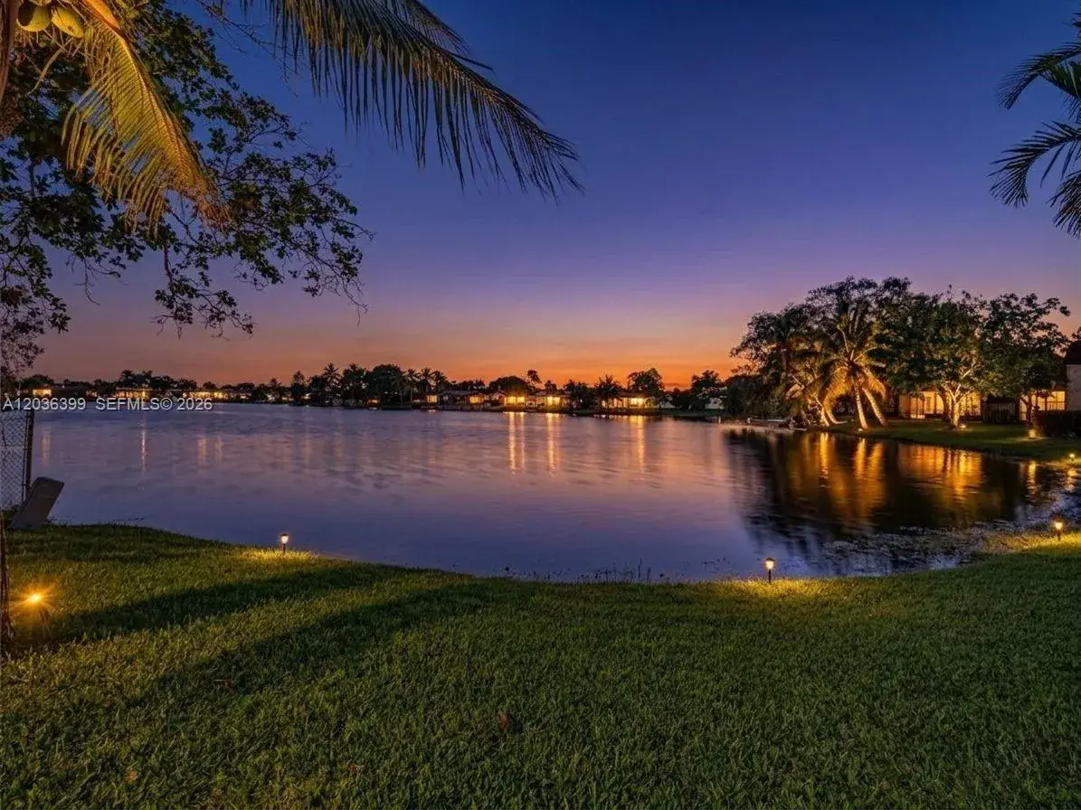 8902 Palm Tree Ln # 8902, Pembroke Pines FL 33024 photo 3
