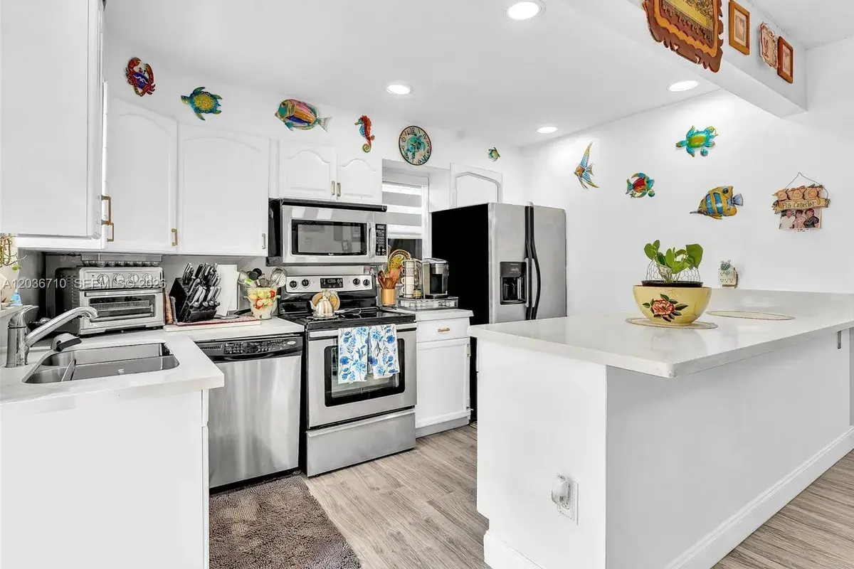3483 SW 52nd Ave, Pembroke Park FL 33023