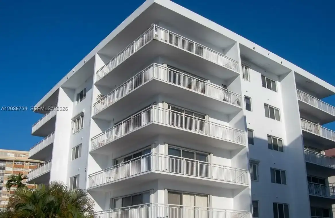 126 Golden Isles Dr # 62A, Hallandale Beach FL 33009