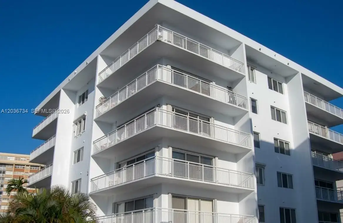 126 Golden Isles Dr # 62A, Hallandale Beach FL 33009