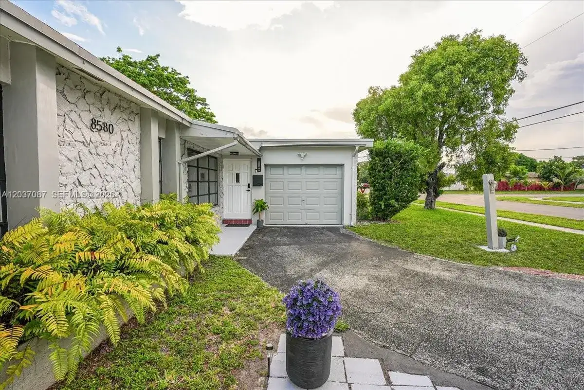 8580 NW 20th Ct, Sunrise FL 33322 photo 2