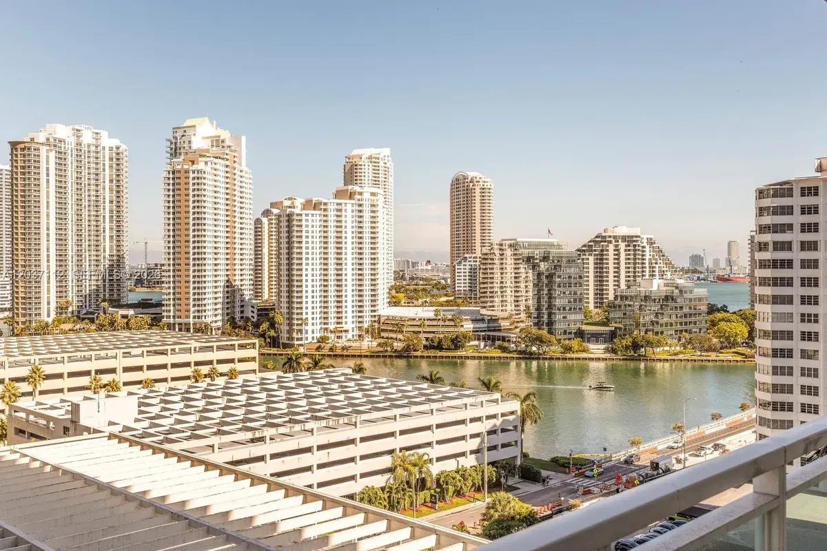 950 Brickell Bay Dr # 1404, Miami FL 33131