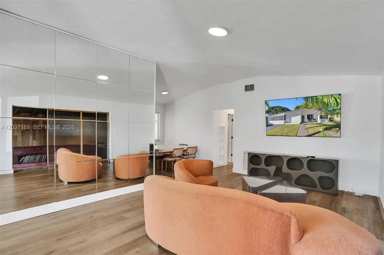 581 NE 175th Ter, North Miami Beach FL 33162 photo 2