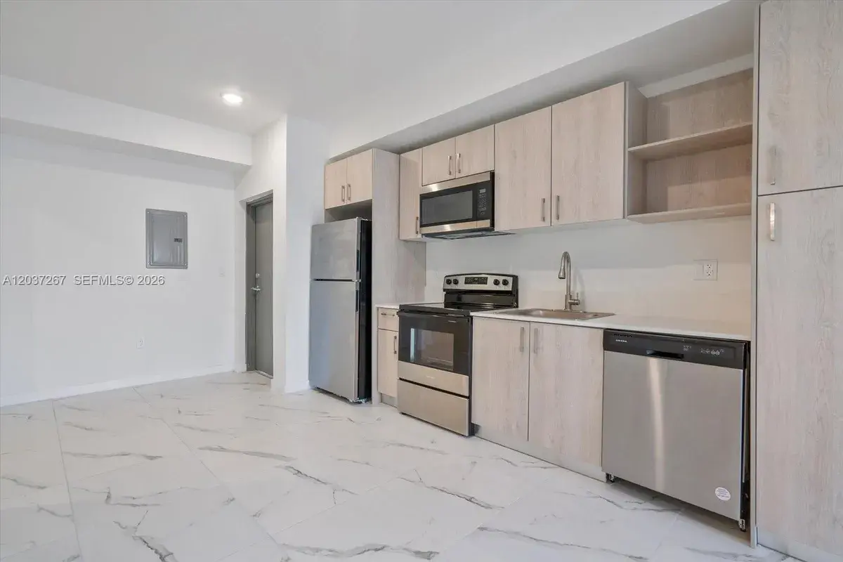 420 SW 7th Ave # 204, Miami FL 33130