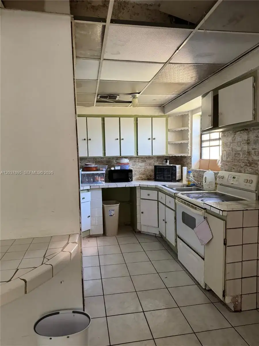 950 NE 160th St, North Miami Beach FL 33162 photo 4