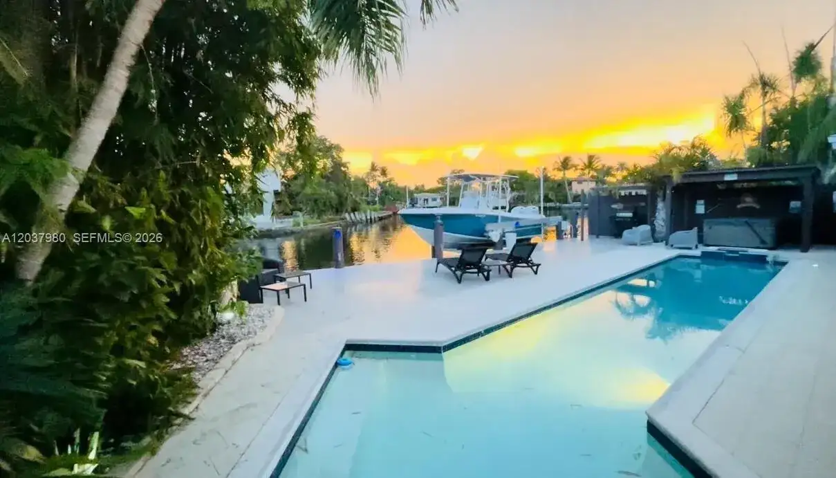 2100 NE 24th St, Wilton Manors FL 33305 photo 2