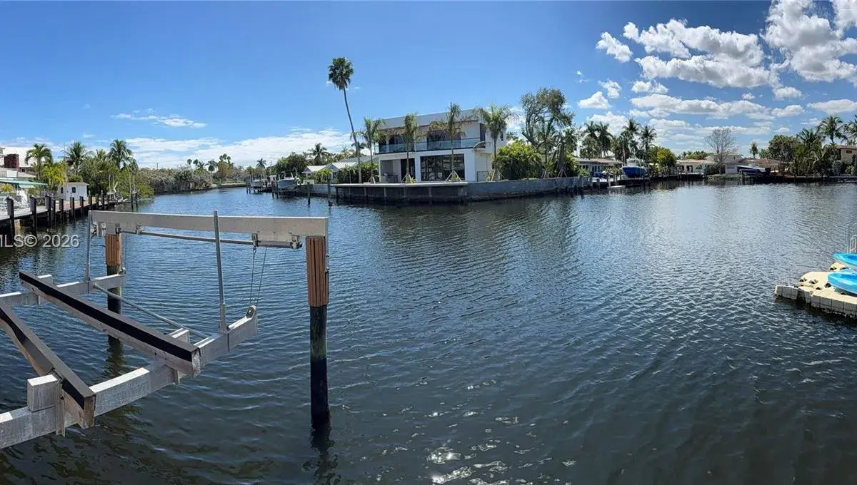2100 NE 24th St, Wilton Manors FL 33305