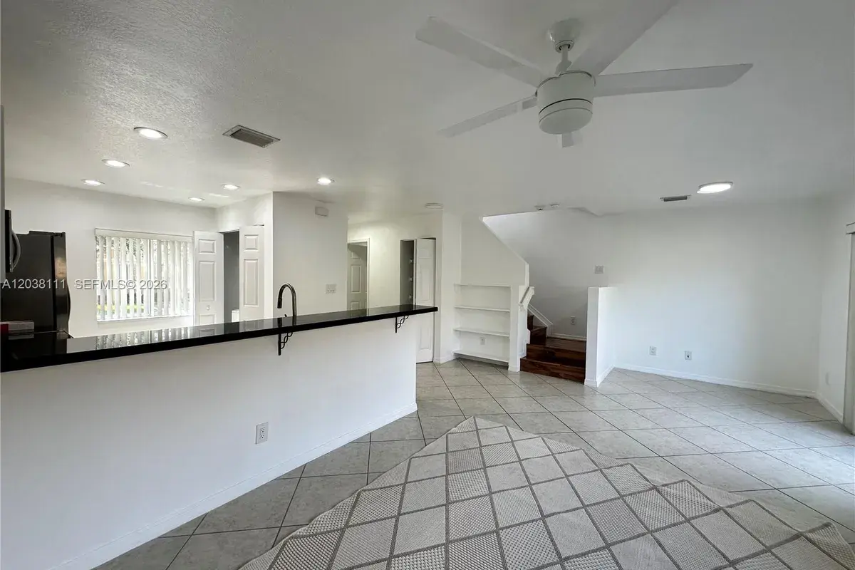 324 NE 3rd St # D, Hallandale Beach FL 33009