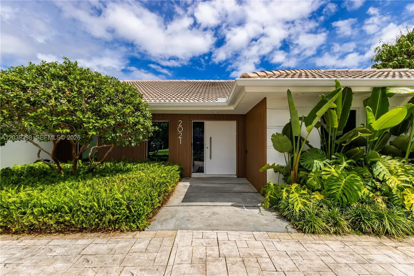 2021 NE 212th St, Miami FL 33179 photo 2