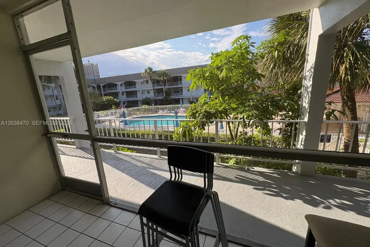 541 Blue Heron Dr # 215, Hallandale Beach FL 33009