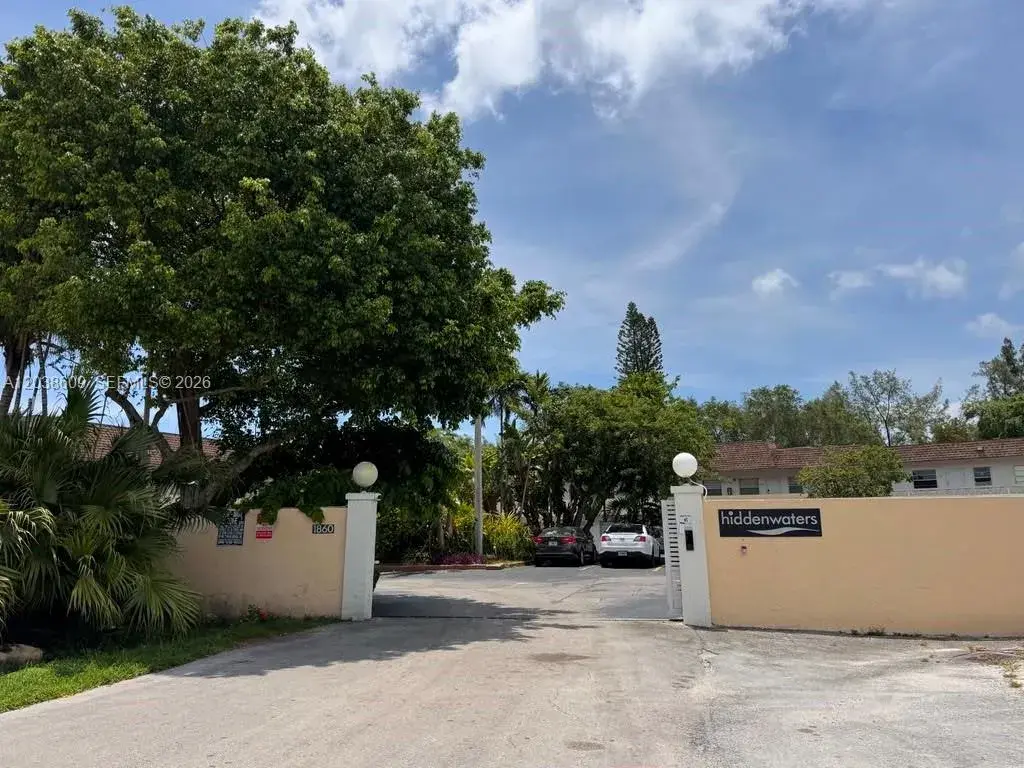 1860 Venice Park Dr # 208, North Miami FL 33181