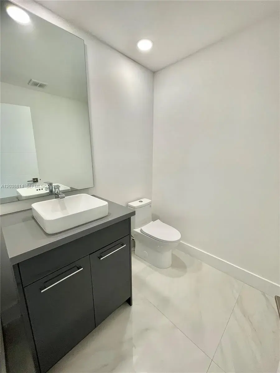 5721 Bayview Dr, Fort Lauderdale FL 33308