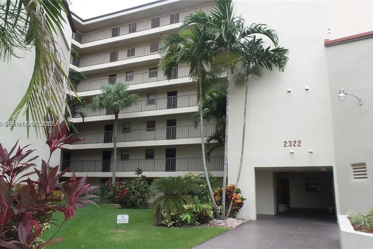 2320 S Cypress Bend Dr # 206, Pompano Beach FL 33069