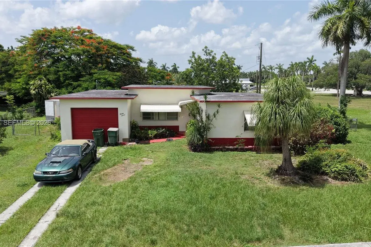 27 NW 18th St, Homestead FL 33030