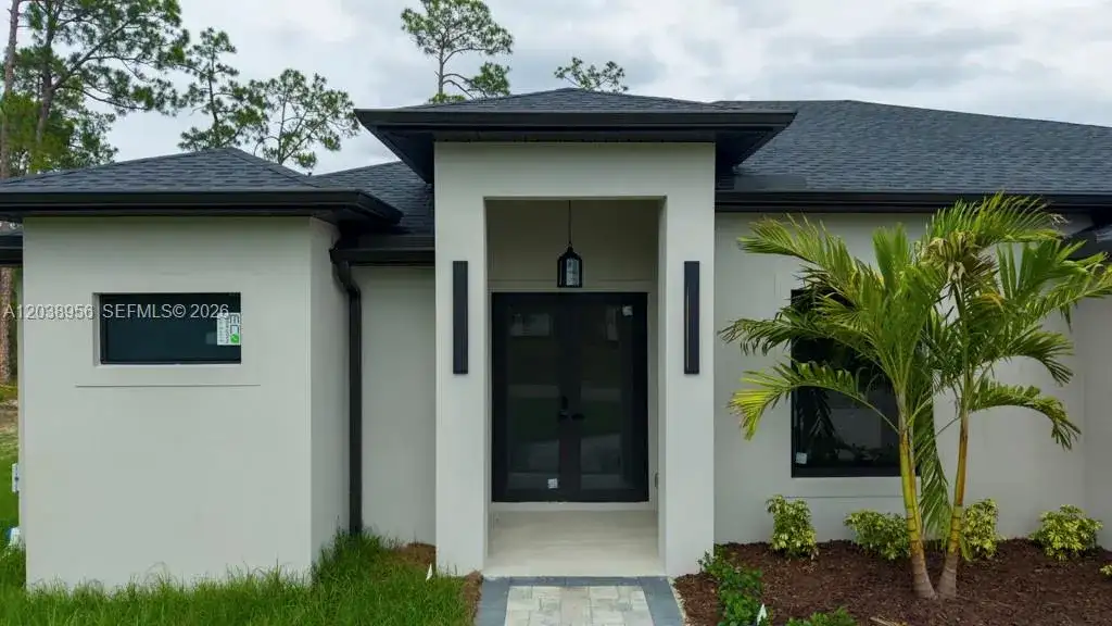 814 Calyton Ave, Lehigh Acres FL 33972 photo 4