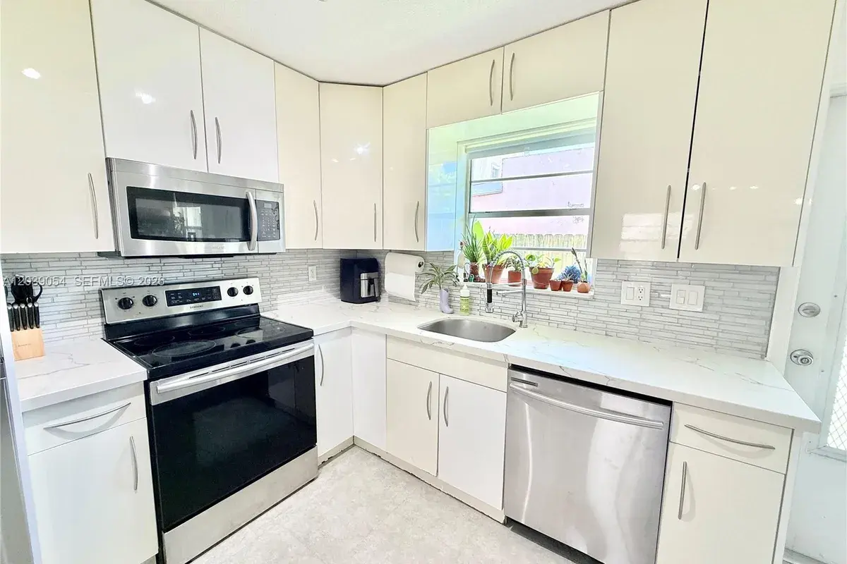 1722 Mayo St # 105, Hollywood FL 33020
