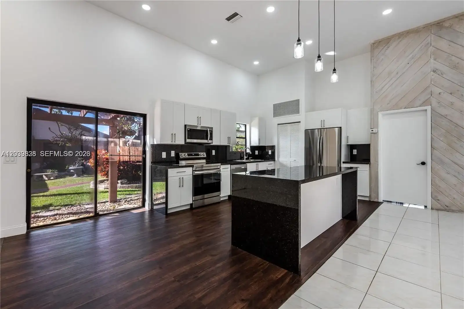 601 Leslie Dr, Hallandale Beach FL 33009 photo 4