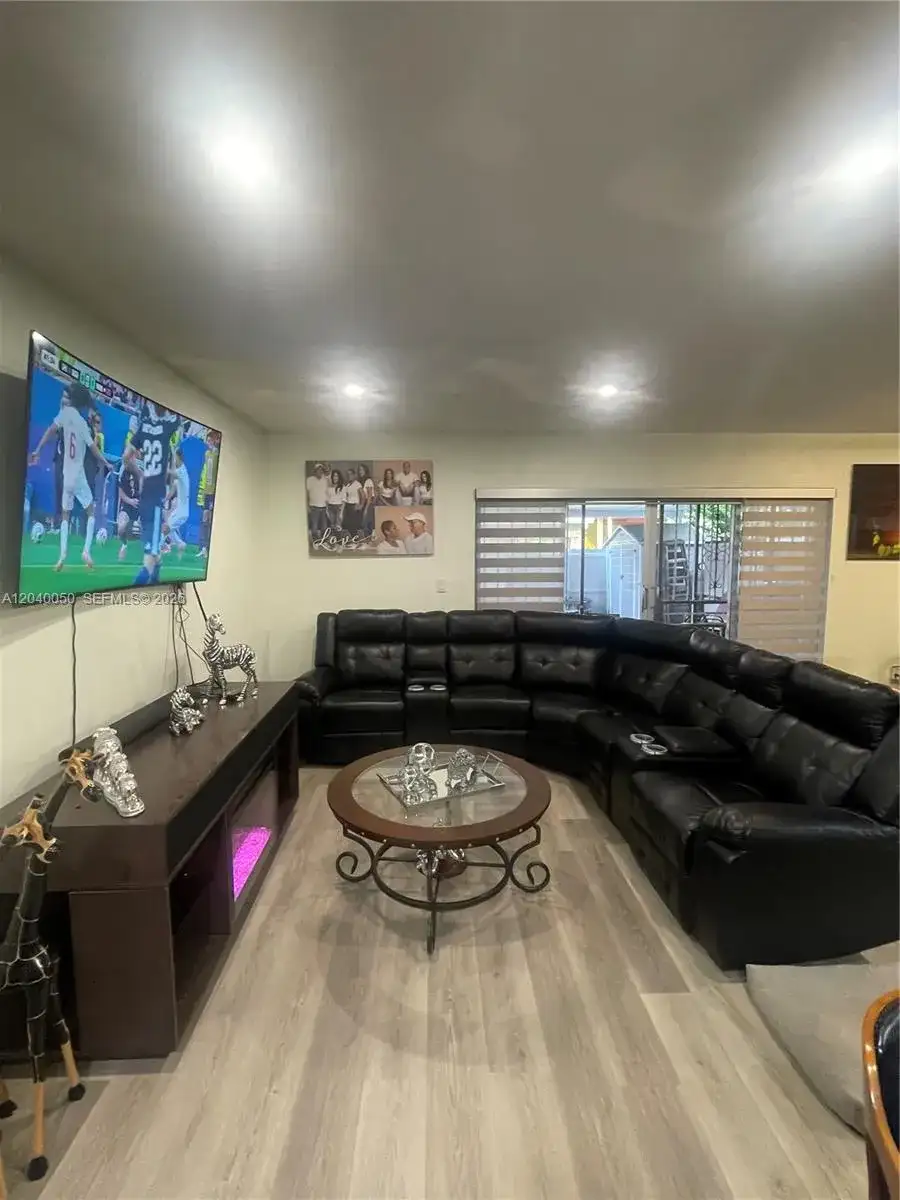 6945 W 2nd Way, Hialeah FL 33014 photo 2