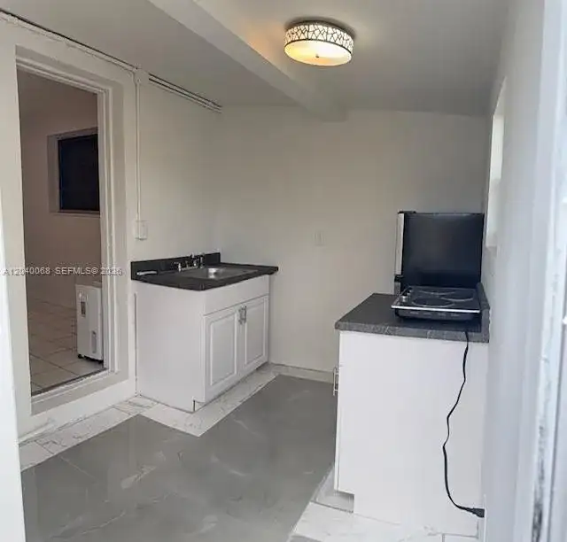5641 SW 39th St, West Park FL 33023 photo 2