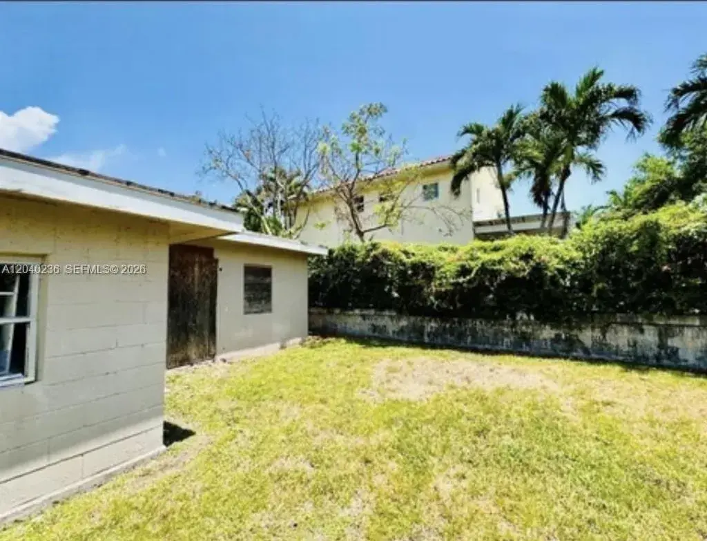 2616 NE 214th St, Miami FL 33180