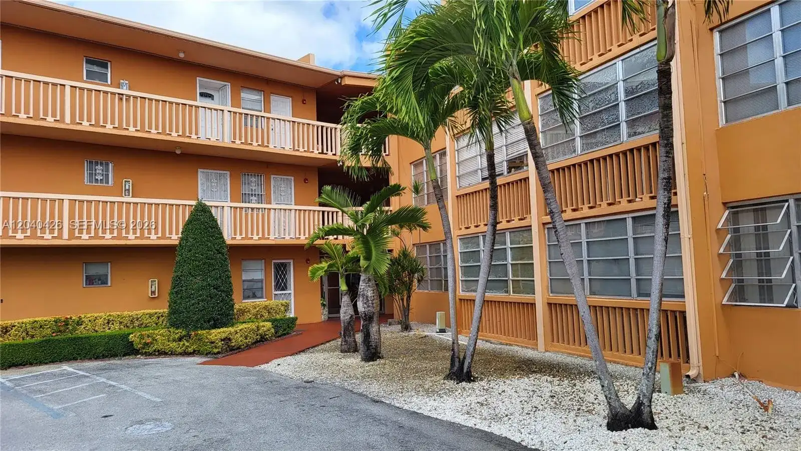 1591 NE Miami Gardens Dr # 306, Miami FL 33179 photo 3