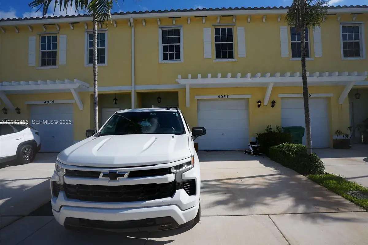 4037 NW 10th Pl, Lauderhill FL 33313