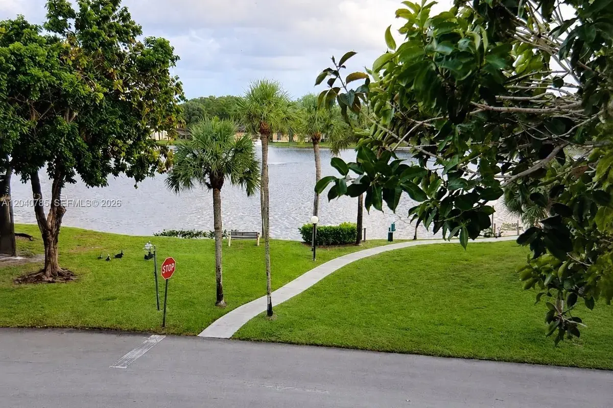 301 Cambridge Rd # 306, Hollywood FL 33024