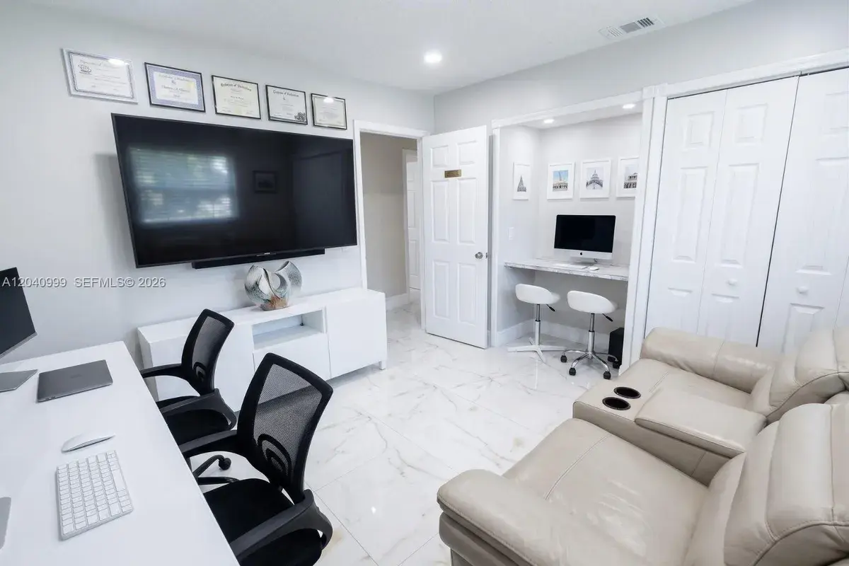 324 Patio Village Ter, Weston FL 33326