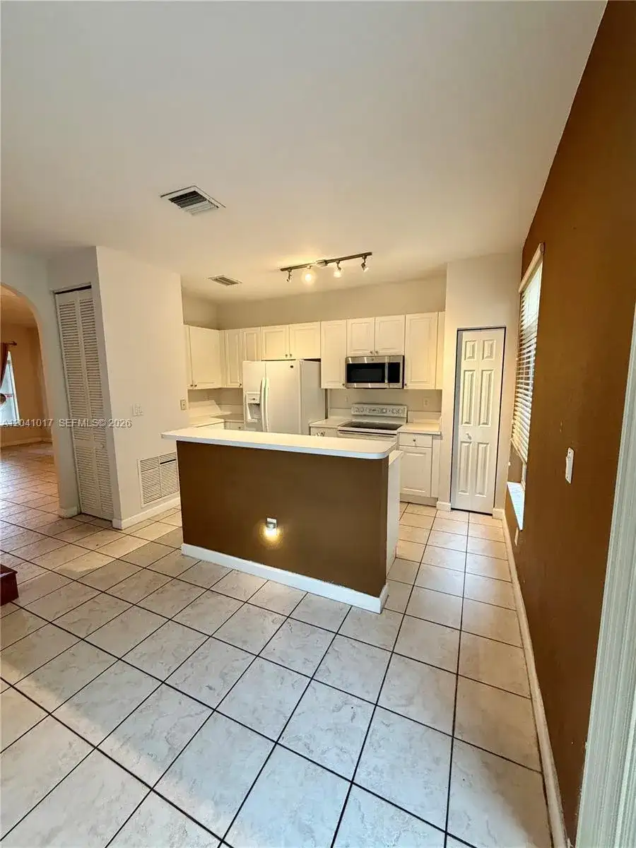 5770 NW 113th Pl, Doral FL 33178 photo 3