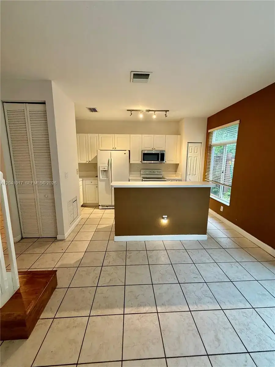 5770 NW 113th Pl, Doral FL 33178 photo 4