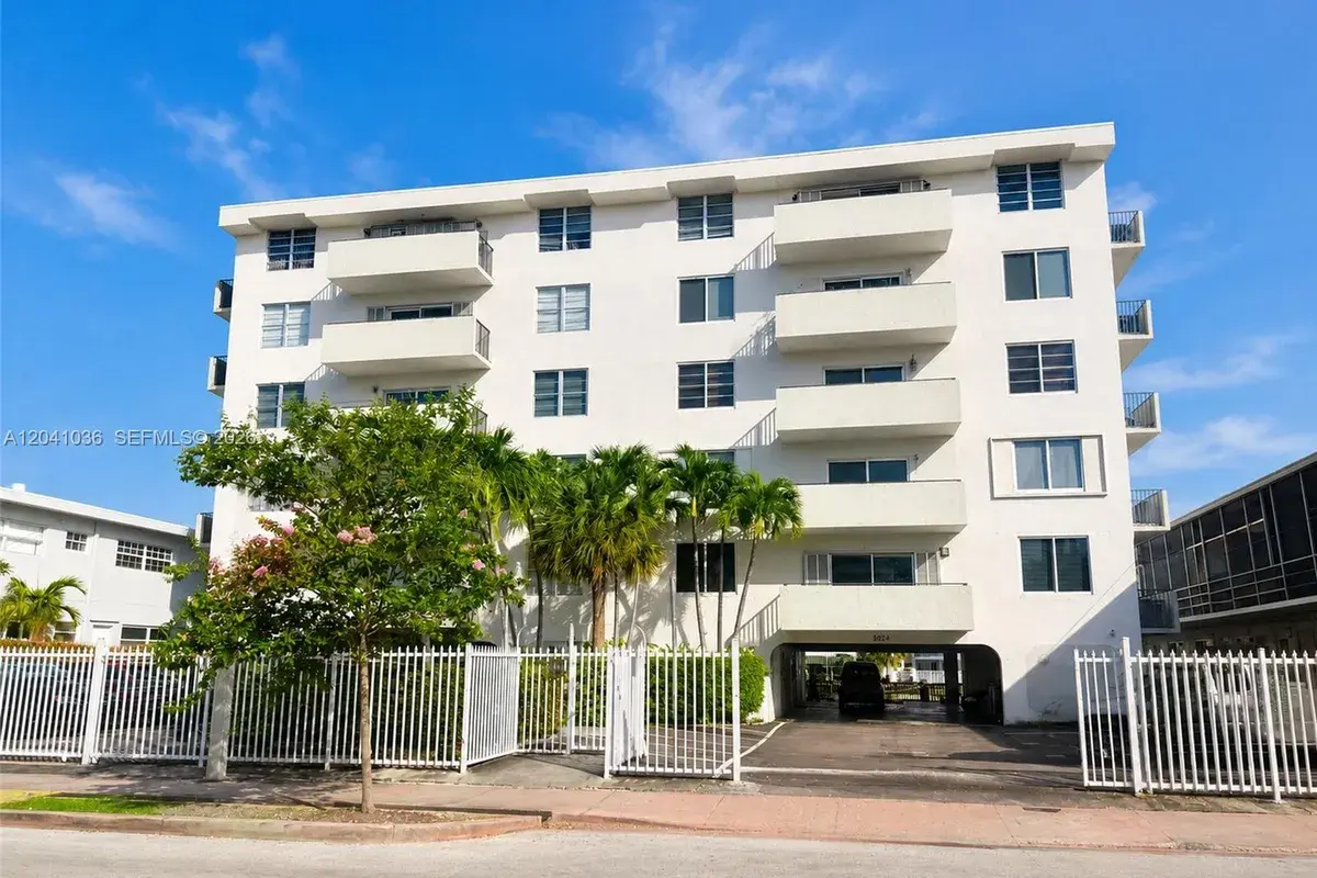8024 Tatum Waterway Dr # 2B, Miami Beach FL 33141