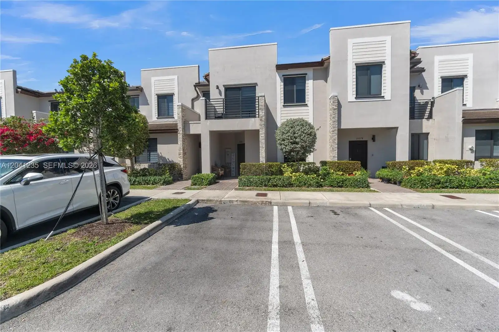 21068 NE 8th Ave, Miami FL 33179 photo 2