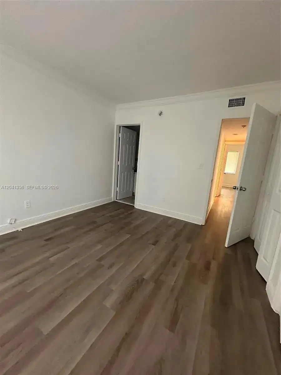 980 NE 170th St # 214, North Miami Beach FL 33162 photo 5