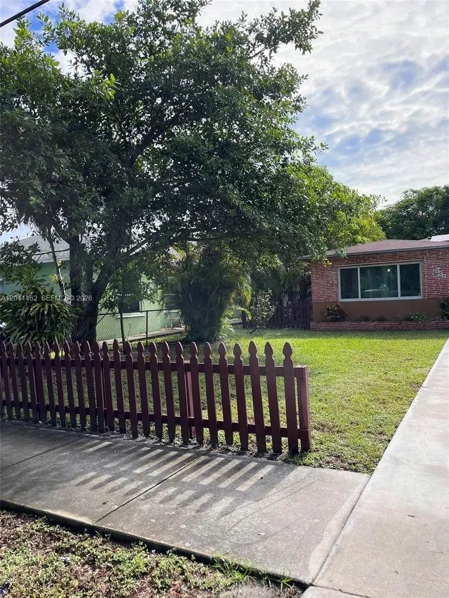 124 NW 6th Ave, Hallandale Beach FL 33009