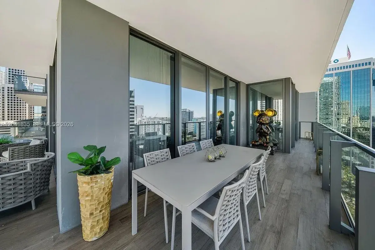 88 SW 7th St # 1212, Miami FL 33130