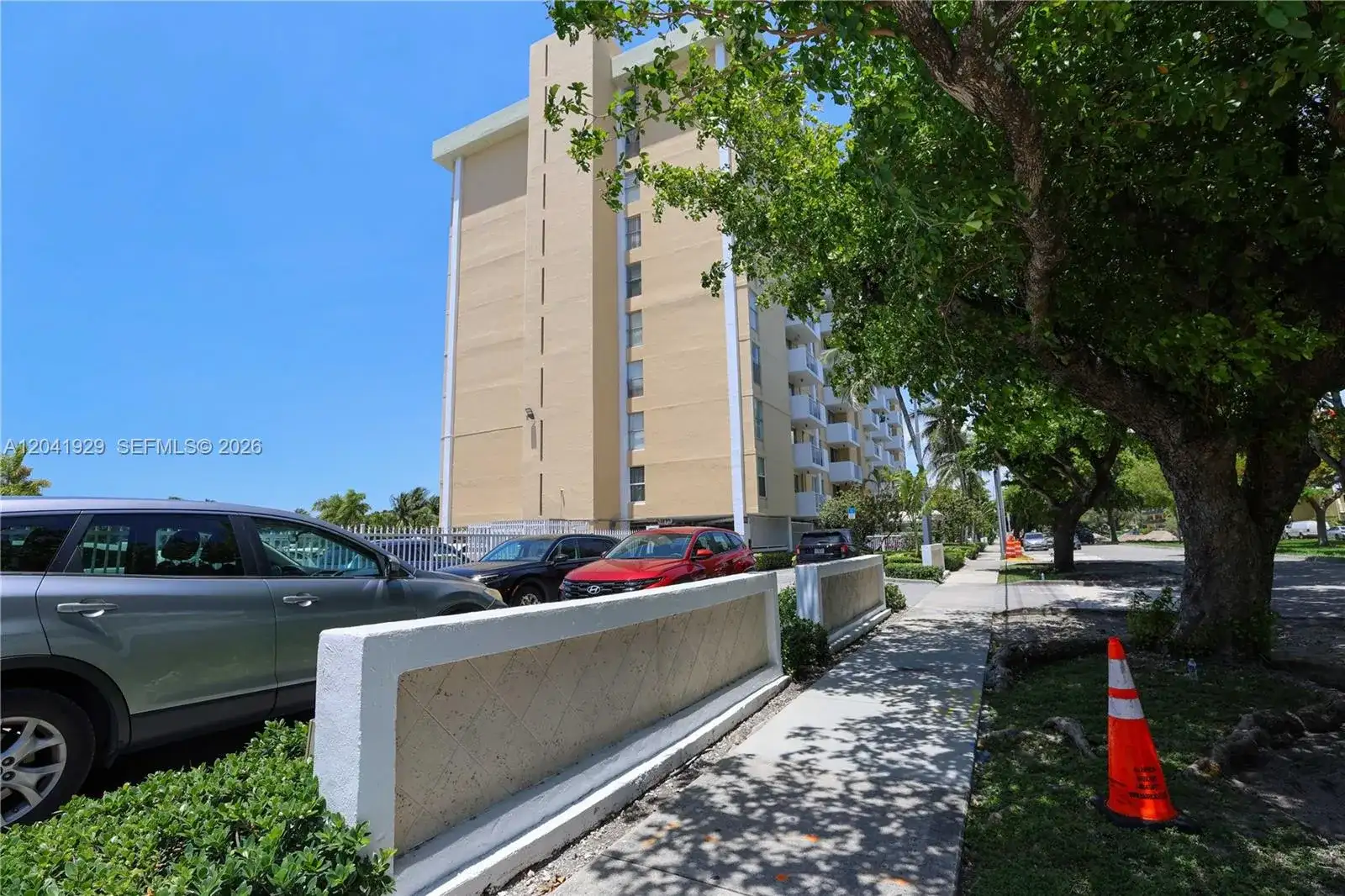 2000 NE 135th St # 906, North Miami FL 33181 photo 2
